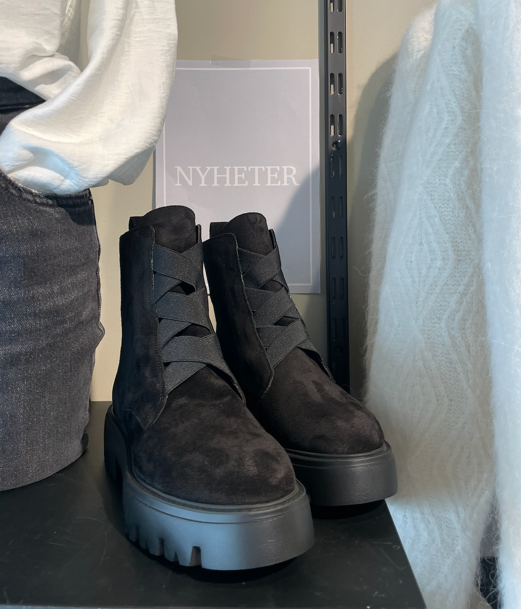 Crosta Negro med svart strikk