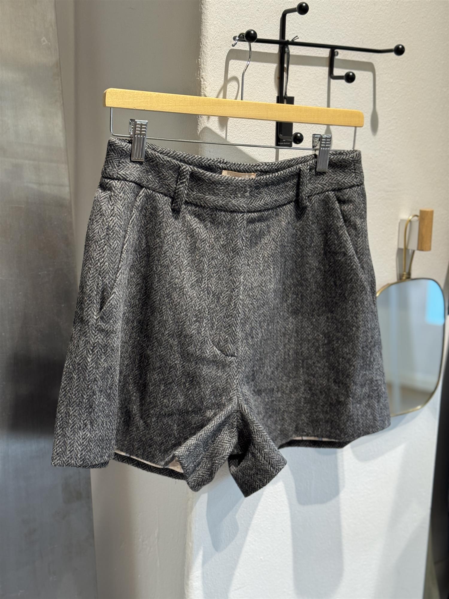 Tailored wool shorts